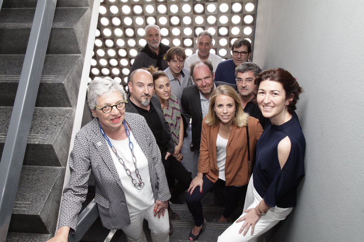 COACatalunya's tweet photo. Avui han pres possessió els nous membres de la Junta de Govern (mandat 2018-2022), després de reunir-se amb els membres de l’anterior Junta. 
Tots treballaran per recuperar la figura de l’arquitecte com a referent per millorar la qualitat de vida de les persones. Sort a tots! https://t.co/O9G1V6YysR