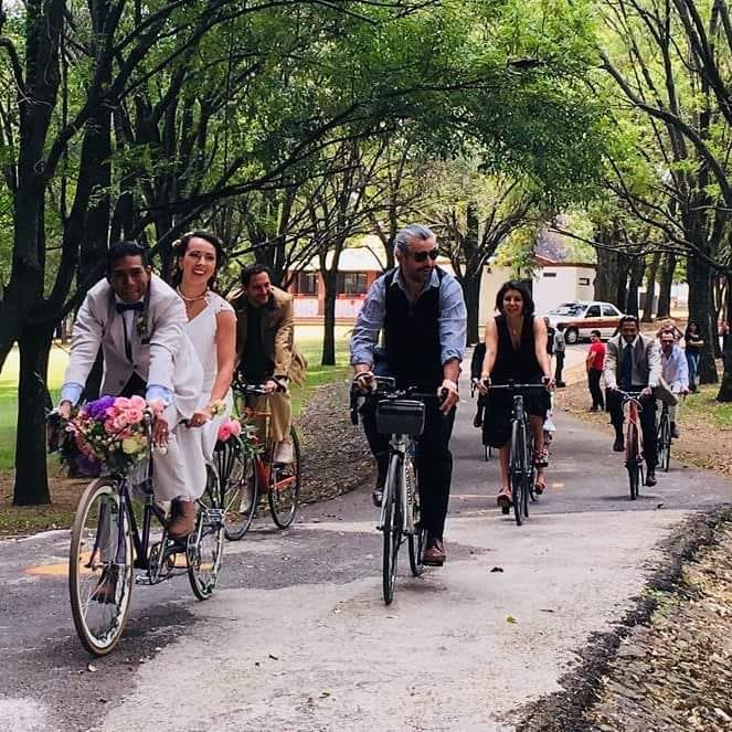 BicitlanRadio's tweet photo. Boda sobre ruedas. Kodiac Velázquez, del proyecto CicloVida Cicloturismo, y la doctora Vanesa Sánchez, dos colaboradores de Bicitlán, han empezado un nuevo viaje. Felicidades a esta pareja de cicloturistas  en el recorrido que comienzan. https://t.co/i0ur63n4Vd