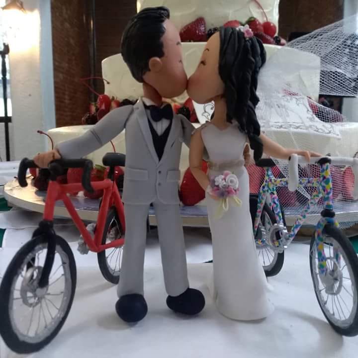 BicitlanRadio's tweet photo. Boda sobre ruedas. Kodiac Velázquez, del proyecto CicloVida Cicloturismo, y la doctora Vanesa Sánchez, dos colaboradores de Bicitlán, han empezado un nuevo viaje. Felicidades a esta pareja de cicloturistas  en el recorrido que comienzan. https://t.co/i0ur63n4Vd