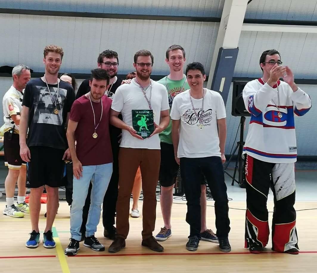 Boule01's tweet photo. Blackhawks Mons accroche la 3ème place au tournoi de Montbazon. Beaucoup d'énergie et d'engagements pour ramener notre trophée. Belle performance collective durant vingt matchs !  #montbazon2018 @Blackhawks_Mons https://t.co/uZF5MrtQJu