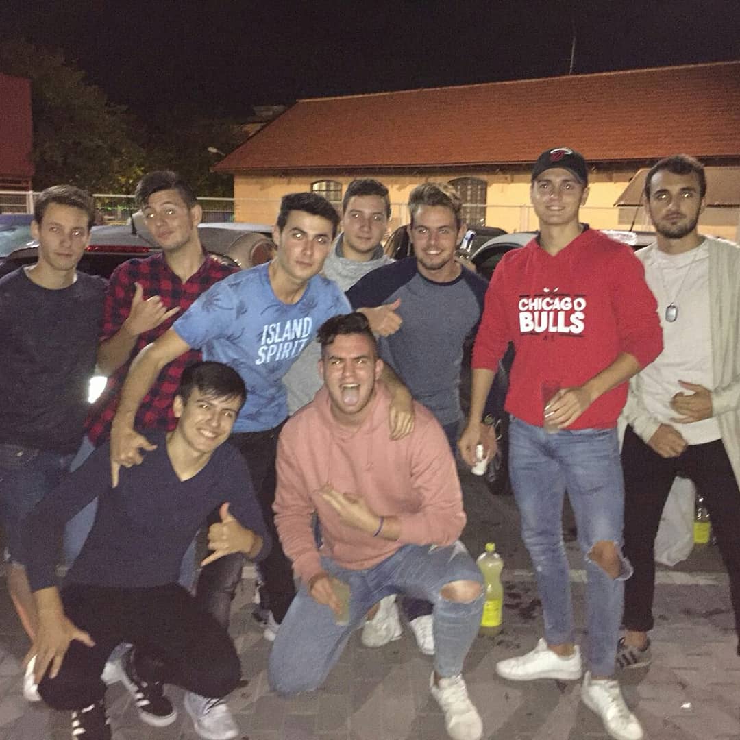 fleki_96's tweet photo. Tengo los mejores amigos, los mejores padres y a mi mismo, que mas voy a querer? https://t.co/ZvtQgqvvoJ