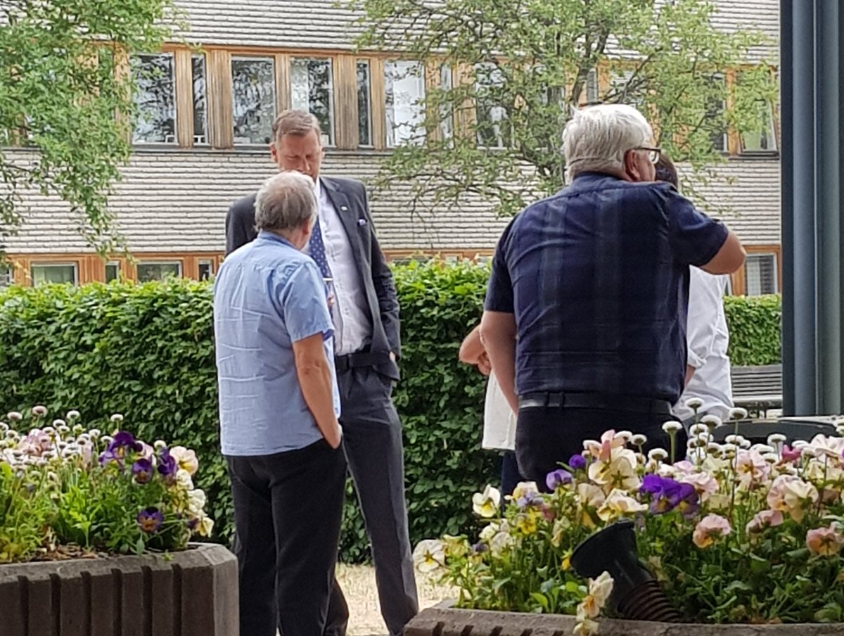 V_Huddinge's tweet photo. I en paus under budgetdebatten minglar kommunstyrelsens ordförande (M) öppet med SD. Nästa koalition? En röst på (M) kan betyda lite vad som helst... https://t.co/cQWSCb9KpF