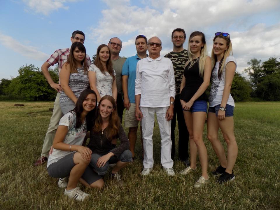 FakultaV's tweet photo. Na katedře společenských věd bylo experimentálně ověřeno, že je pro skupinu blahodárné společně oslavit úspěchy a rozloučit se. Je nám potěšením sdílet fotografie z oslavy a rozloučení s absolventy a absolventkami magisterského studia.
#SpolečenskéVědy
#Absolventi https://t.co/0Xz4DNgdlZ