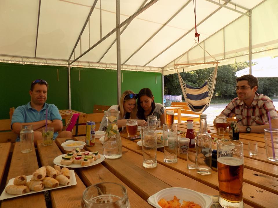 FakultaV's tweet photo. Na katedře společenských věd bylo experimentálně ověřeno, že je pro skupinu blahodárné společně oslavit úspěchy a rozloučit se. Je nám potěšením sdílet fotografie z oslavy a rozloučení s absolventy a absolventkami magisterského studia.
#SpolečenskéVědy
#Absolventi https://t.co/0Xz4DNgdlZ
