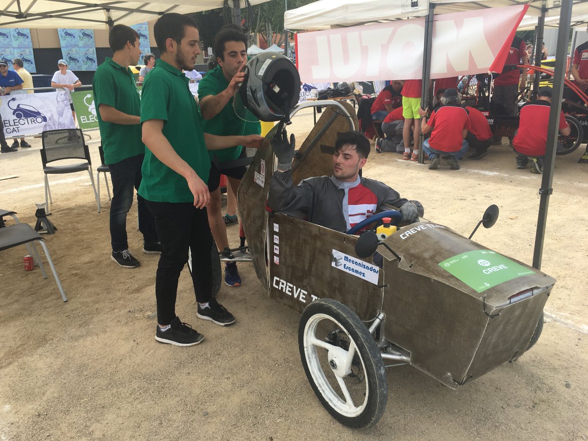 raquelcolomina's tweet photo. L'Equip #CREVE, va aconseguir participar i acabar el vehicle patint fins l'últim moment. Un dels projectes que vaig seguir d'aprop i poder apreciar l'esforç que suposa aquest tipus de projecte. #Electrocat18 https://t.co/d9QPtGqfip