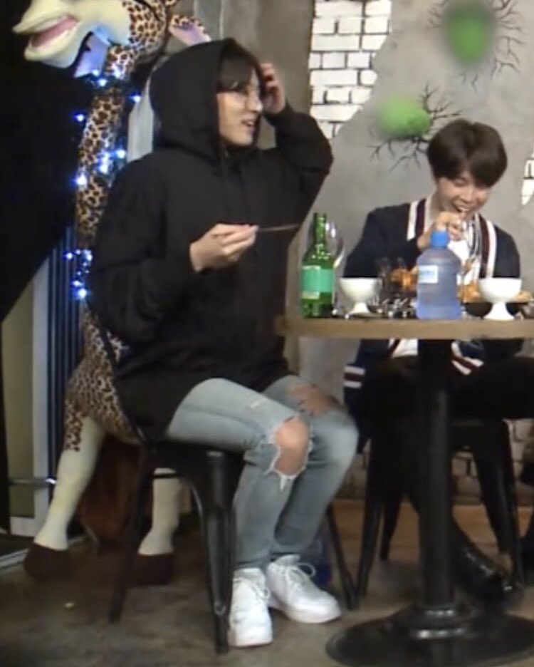 natgnab13's tweet photo. why must he be this cute just sitting there and minding his own business https://t.co/GO3bZGUjdC