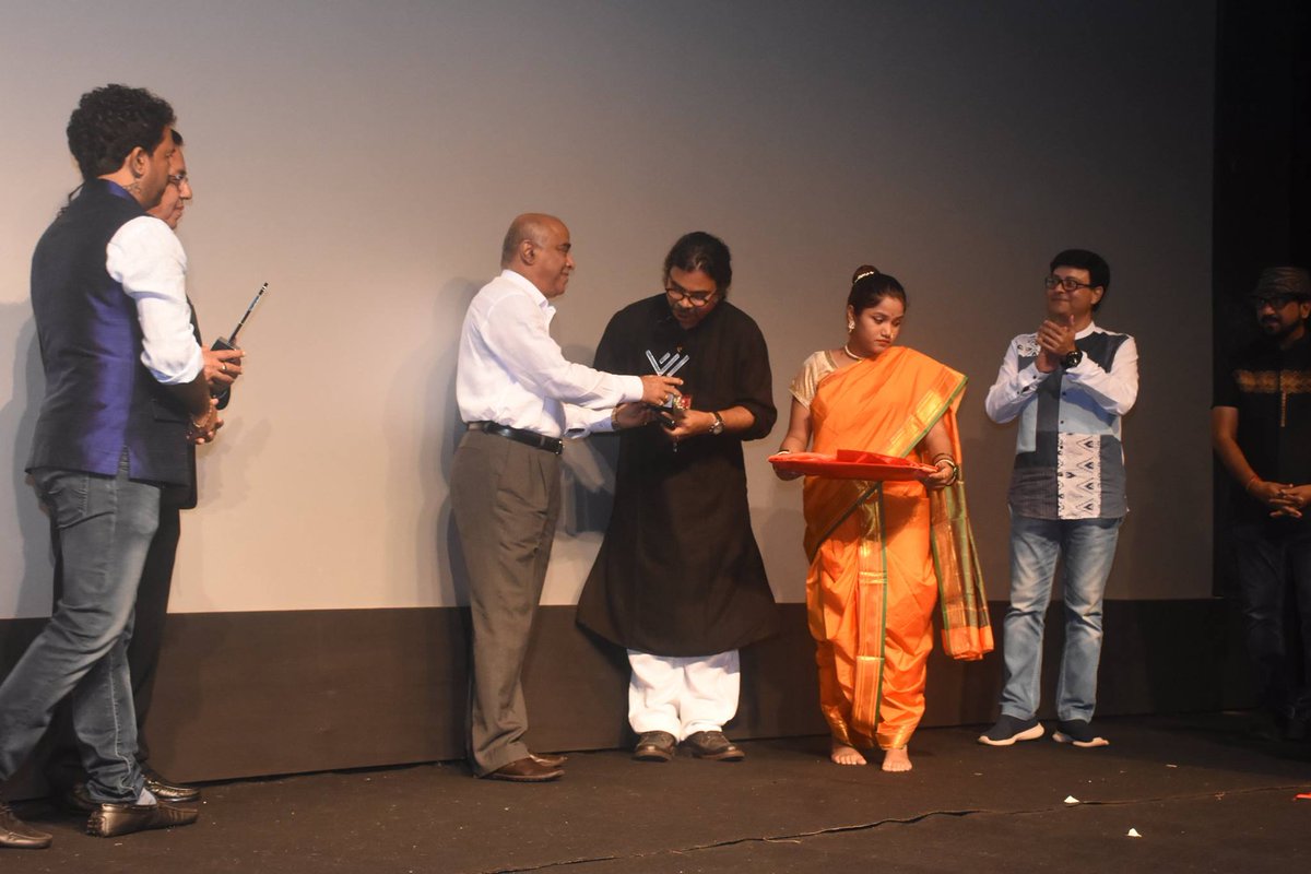 PimpalTheMovie's tweet photo. टीम पिंपळची गोवा मराठी फिल्म फेस्टिवल भेट!
बुक करा तिकिटे इथे - https://t.co/yr35BqMMMh
#Pimpal #InCinemasNow https://t.co/606JYlGs6w