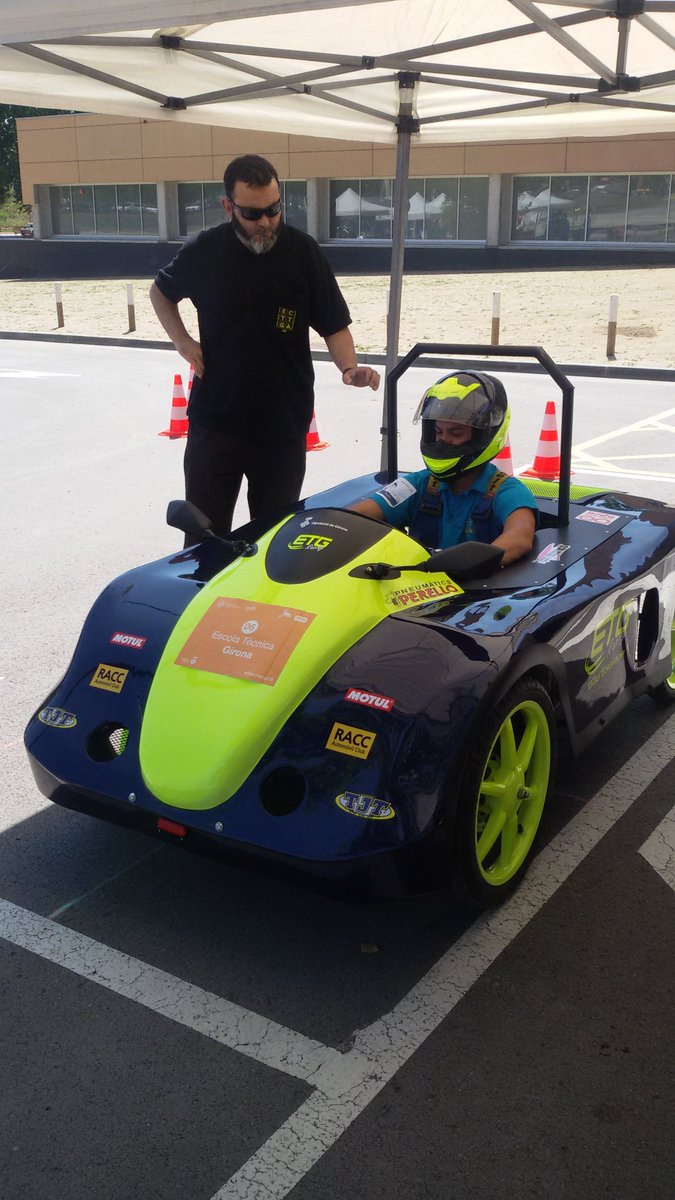 raquelcolomina's tweet photo. @ETGRacing aquest any ha construït un #cotxeelèctric amb un disseny molt llamatiu amb carrosseria de color blau metalitzat combinat amb el detalls grocs florescents. #Electrocat18 Súper bonic! https://t.co/D2TxfirsiW