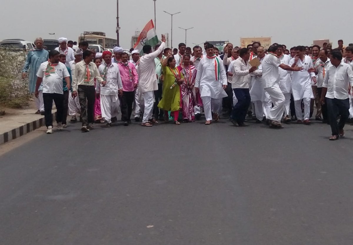 AmitChavdaINC's tweet photo. As part of @INCGujarat's relentless protests across the state to seek debt waiver for farmers in Gujarat, held protest against the Government at Palanpur, Banaskantha District. #JusticeForFarmers https://t.co/5vzd2qKQNw