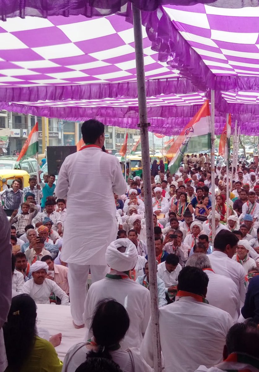 AmitChavdaINC's tweet photo. As part of @INCGujarat's relentless protests across the state to seek debt waiver for farmers in Gujarat, held protest against the Government at Palanpur, Banaskantha District. #JusticeForFarmers https://t.co/5vzd2qKQNw