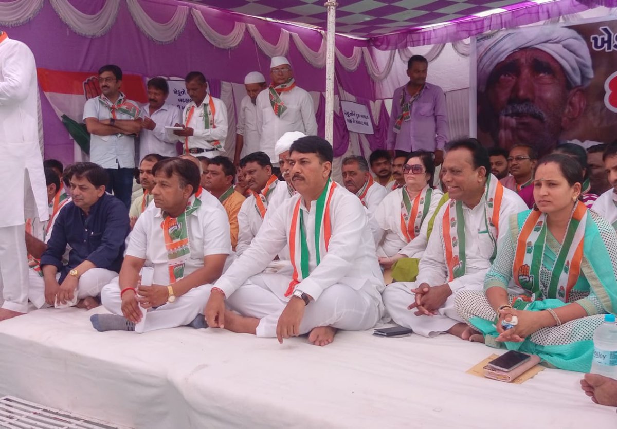 AmitChavdaINC's tweet photo. As part of @INCGujarat's relentless protests across the state to seek debt waiver for farmers in Gujarat, held protest against the Government at Palanpur, Banaskantha District. #JusticeForFarmers https://t.co/5vzd2qKQNw