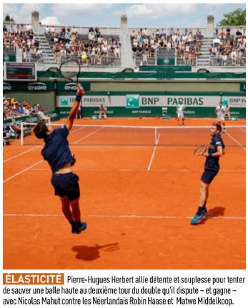 TCCastelnau's tweet photo. 🎾🇫🇷Bravo à @p2hugz et @nmahut pour leur victoire en double à #RG18 Nous avons suivi votre victoire au sein de notre club house, lors de la Fête du Tennis 2018. Quel gainage, quelle coordination sur la photo ci-dessous. Un exemple pour nos jeunes. Bravo 🇫🇷🎾 https://t.co/n2YaNDdpZ4