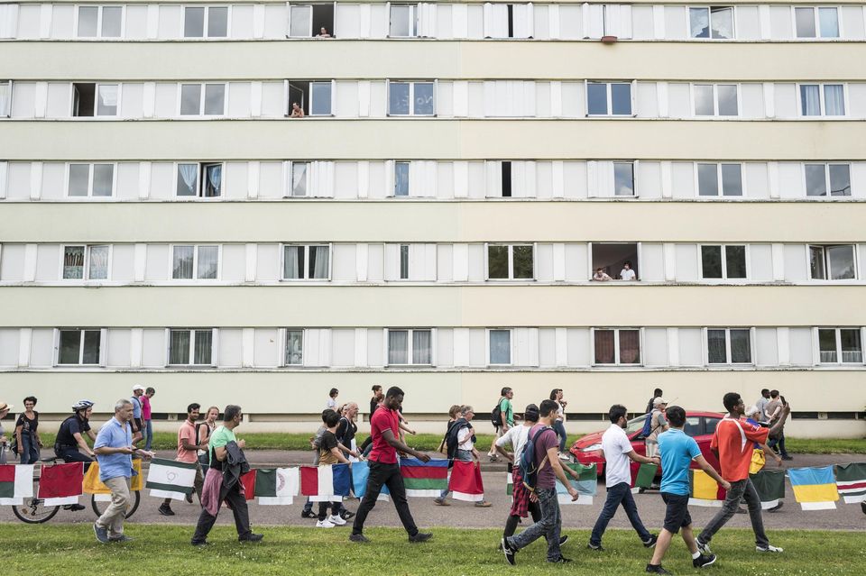 Depuis fin avril, des citoyens traversent la France à pieds, de Vintimille à Londres, pour prôner la solidarité avec les migrants et l'ouverture des frontières. On a marché deux jours avec eux , en Haute-Marne : liberation.fr/france/2018/06… (photo Denis Allard)