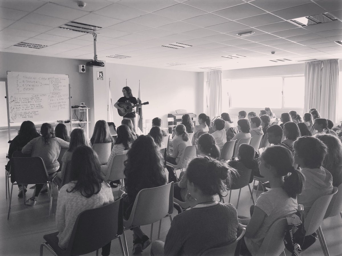 RuloMusica's tweet photo. Esta mañana (atípica) de lunes he compuesto una canción a medias con los alumnos de quinto y sexto del colegio Cabo Mayor de Santander. Nos ha salido un hit. Y hemos aprendido mientras nos divertíamos. ¿Qué más se le puede pedir a una mañana de lunes? https://t.co/nkAL5Usrza