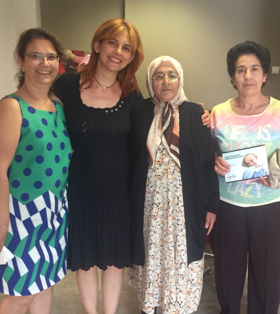 hulya_unver's tweet photo. Bastonu olmadan duramıyor ama O, Yavrularımıza şifa olsun diye hiç üşenmeden kalkıp bağışını yapmaya kendisi gelmiş. 
Paylaştıkça çoğalırız diyor, Atatürk sevgisini de coşkuyla paylaşıyor bizimle😊Zöhre Teyzelerim sizler iyi ki varsınız😍Allah kabul etsin🙏🏻 https://t.co/yt6KJhfKOl