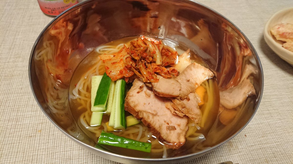 ひらっち キムチがいい感じに酸っぱくなってきたので 嫁さんが韓国風冷麺を作ってくれました 昔は酸っぱくなったキムチ は苦手だったんですが 最近は酸っぱくなったキムチでないと何か物足りないんですよね ゞ これからもっと暑くなってくるので