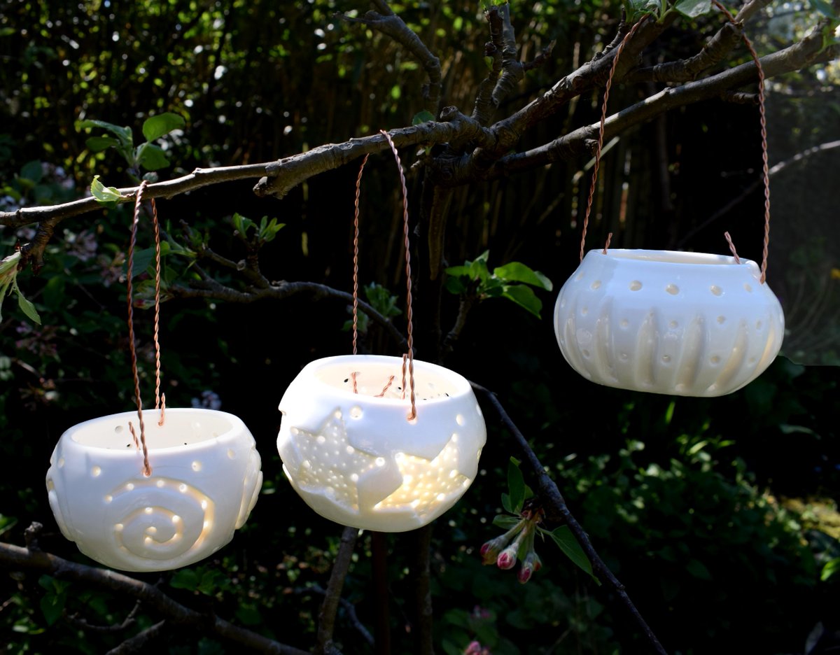 twickhandmade's tweet photo. Time for the garden, how pretty are these totally sweet tee light baskets?  The little copper handles are removable so great on a table or hanging in a tree?
#garden #ceramics #loverslights https://t.co/k1vJUq4tWl