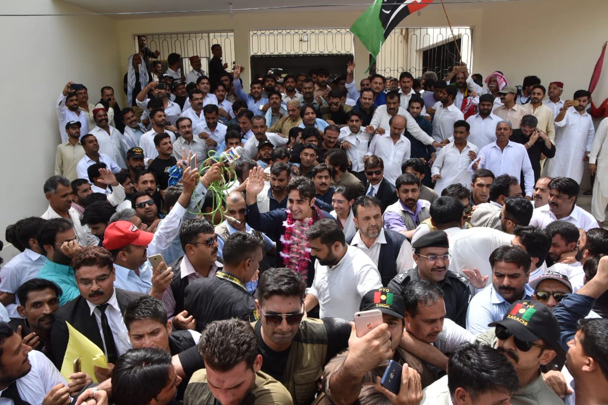 ImranKhanzada_'s tweet photo. Peoples Of Larkana Welcoming The Chairman #PPP @BBhuttoZardari At Larkana Court When He Came To Submit His Nomination Papers NA 200 Along With #Choti_BB @AseefaBZ Tiday. #WazireAzamBilawal 
@BakhtawarBZ @ShahNafisa @Sadiajavedppp https://t.co/c0Cx547ixz