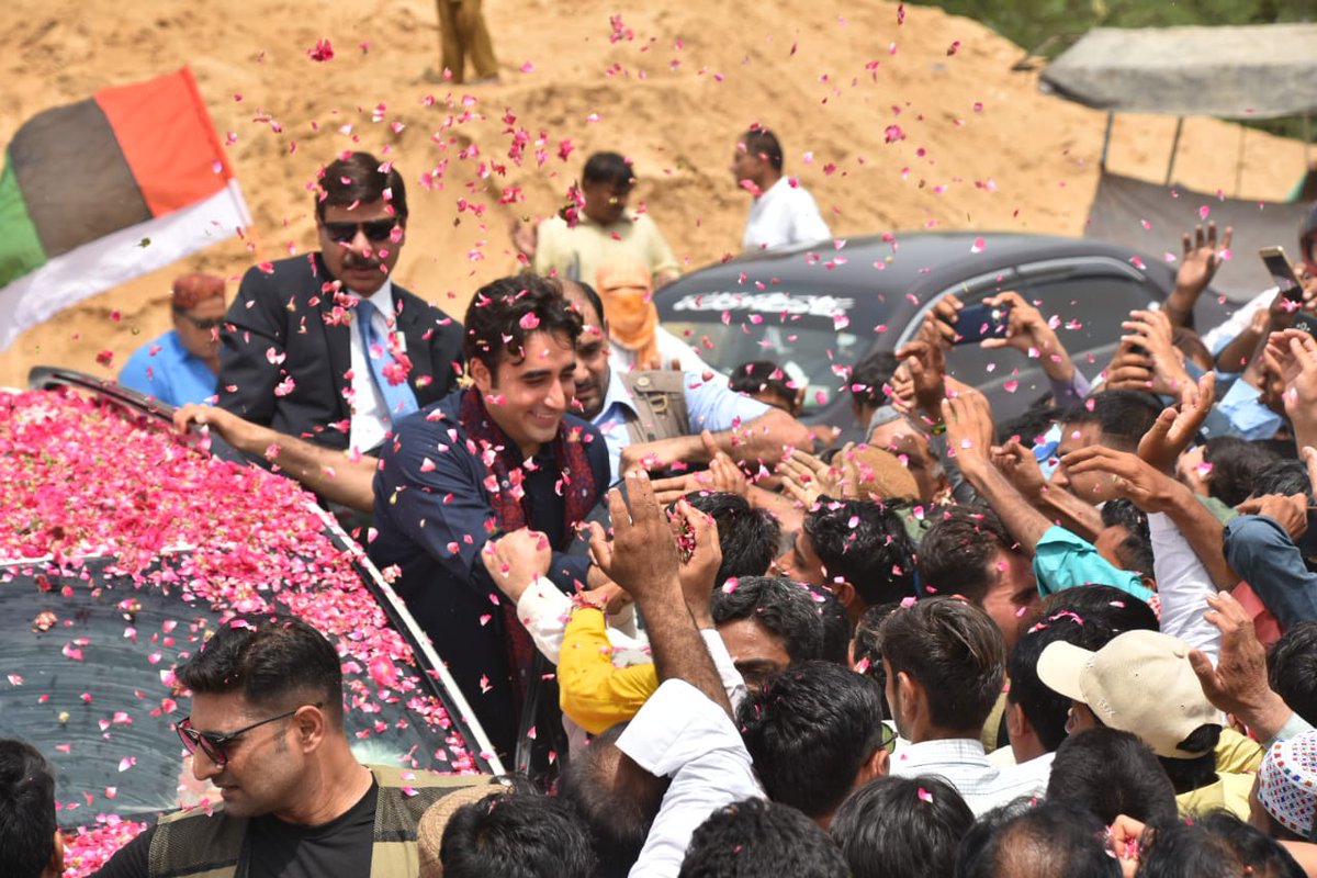 ImranKhanzada_'s tweet photo. Peoples Of Larkana Welcoming The Chairman #PPP @BBhuttoZardari At Larkana Court When He Came To Submit His Nomination Papers NA 200 Along With #Choti_BB @AseefaBZ Tiday. #WazireAzamBilawal 
@BakhtawarBZ @ShahNafisa @Sadiajavedppp https://t.co/c0Cx547ixz