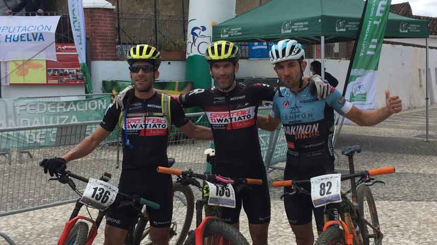 FACiclismo's tweet photo. 📰🚵‍♂️🚵‍♀️Triunfos de prestigio para @javientrenos  y Julieta Escudero en el arranque del #openandaluciaxcm Espectacular 11ª Maratón BTT Hornos de Cal-Extreme Bike Santa Ana la Real 2018, valedera para #circuitodiputacionhuelvaxcm #ViveTuCircuito https://t.co/rWKLsVWbLd https://t.co/Pxn6vKCmzV