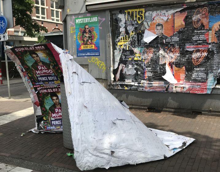 Wildplaktroep zoveel lagen over elkaar heen dat het uiteindelijk zo zwaar wordt en en als een plak loslaat. Locatie: Bilderdijkstraat.