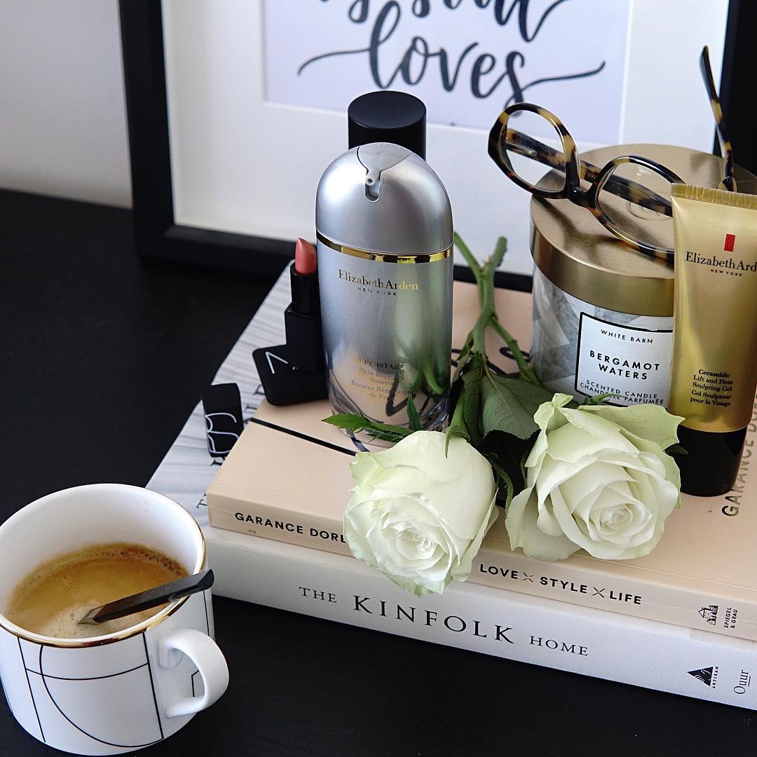 Te presentamos un nuevo #ComboAntiedad y una idea maestra que deja KO arrugas y líneas de expresión: SUPERSTART Booster &amp; CERAMIDE Rolling Gel. Primero, prepara la piel con un suero universal. Segundo; eleva, reafirma y perfecciona el contorno facial con un gel remodelante.