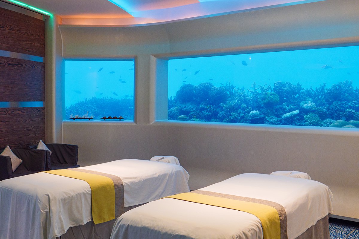 MagazineVoyages's tweet photo. Un voyage idyllique au cœur de l'archipel des Maldives au @HuvafenMaldives. De l'eau turquoise et du sable blanc à perte de vue, des cabines de massages sous marines ! Que demander de plus? @maldives @visitmaldives #voyagesvoyages #Maldives #Luxury #Travel #tourism #trip #relax https://t.co/VkUWo4R4AD