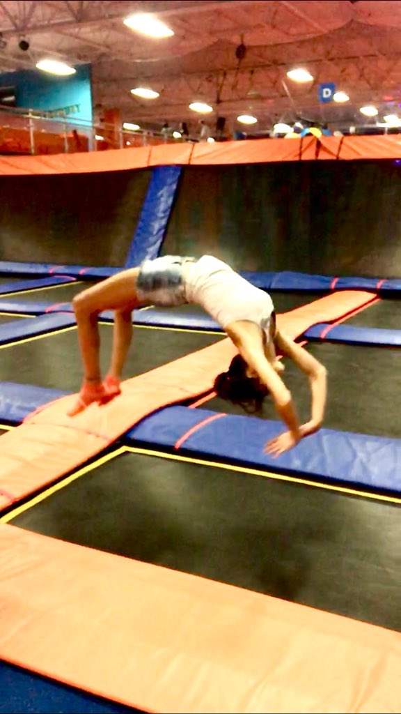 twin_overdose_'s tweet image. Am I #rightsideup or #upsidedown ? Is this #real or am I #Dreaming ? @davematthewsbnd #crush