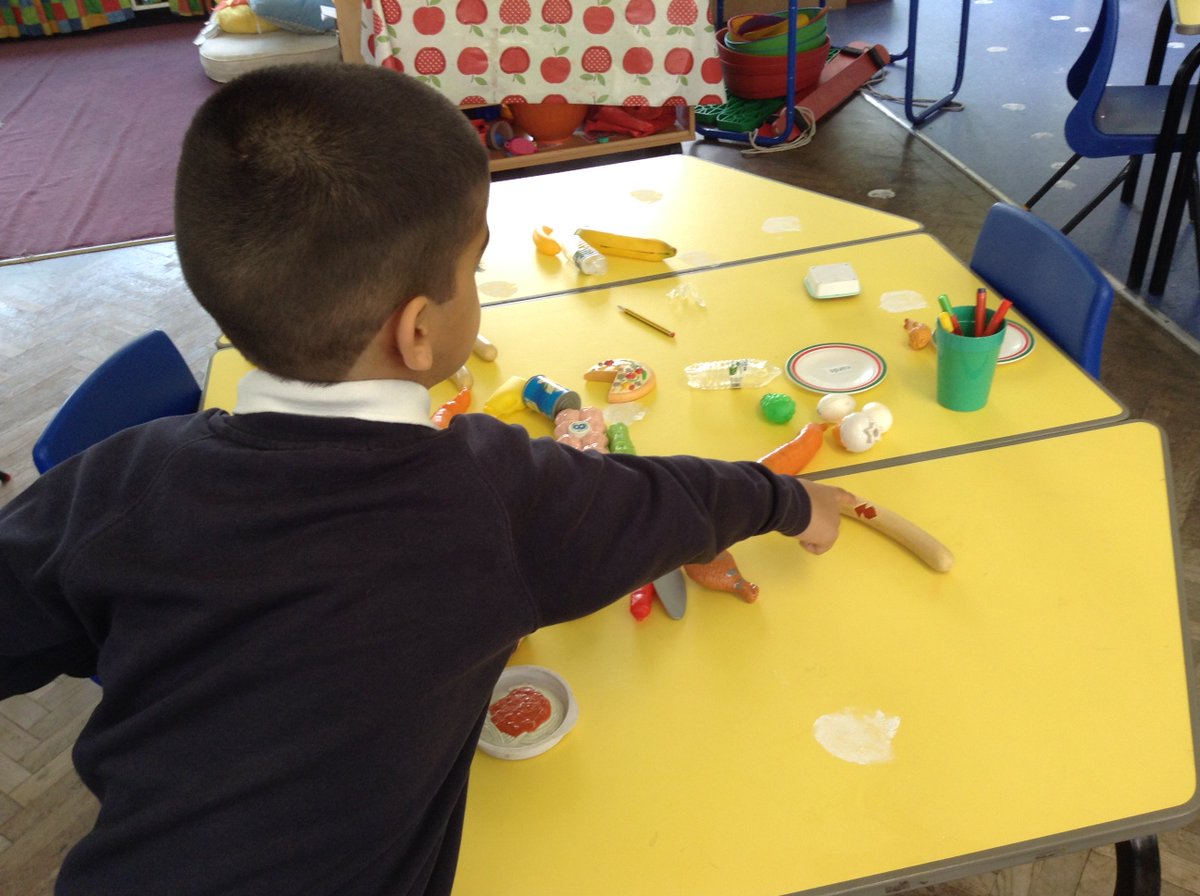 BartonClough's tweet image. Today something terrible happened in the Acorn Class!  The children have been collecting clues to discover what happened ... #intruderalert #pawprints #scratchmarks #carnivore #writingforpurpose