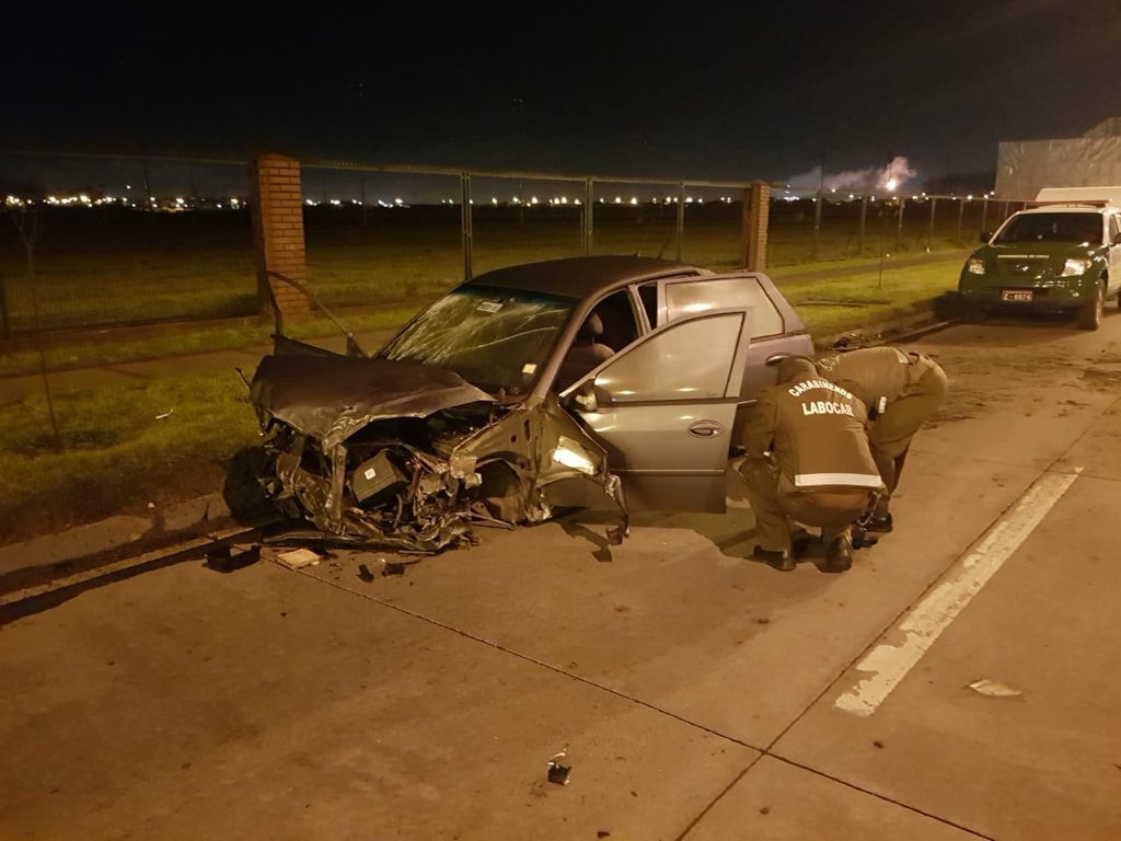 Esta madrugada una joven de 21 años murió tras el choque de un auto con una barrera de contención en la avenida Las Golondrinas de #Hualpén. Labocar de Carabineros realizó diligencias en el lugar, para aclarar las causas de este hecho.