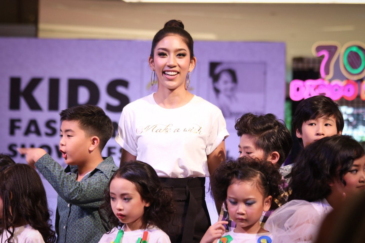 mukmac_fc's tweet photo. พี่มุกคนสวยกับน้องๆ 😃😊😀📸 @Af11Muk #imukkyy #kfs2018 #discoparty #makeawish #kidsfashionshow #babysitter https://t.co/Gwnm0OEtwm