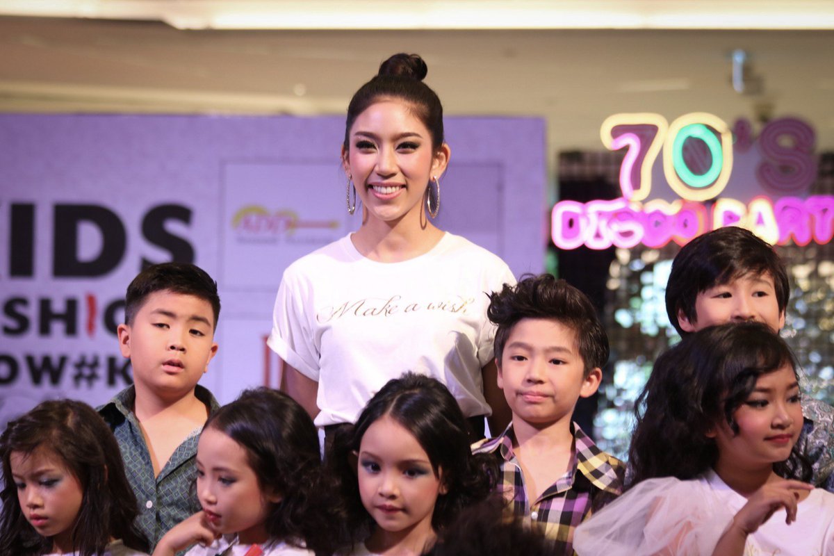 mukmac_fc's tweet photo. พี่มุกคนสวยกับน้องๆ 😃😊😀📸 @Af11Muk #imukkyy #kfs2018 #discoparty #makeawish #kidsfashionshow #babysitter https://t.co/Gwnm0OEtwm