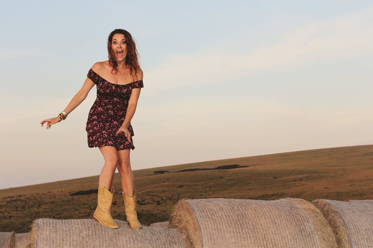 chereestrydom's tweet photo. Sometimes in life you stumble and fall but what matters the most is that you dust yourself off and get back up on your feet!! It's a new day, a new week - make the most of it.
#stumbleandfall #getbackup #newday #newweek #monday https://t.co/JNBSrBykwk