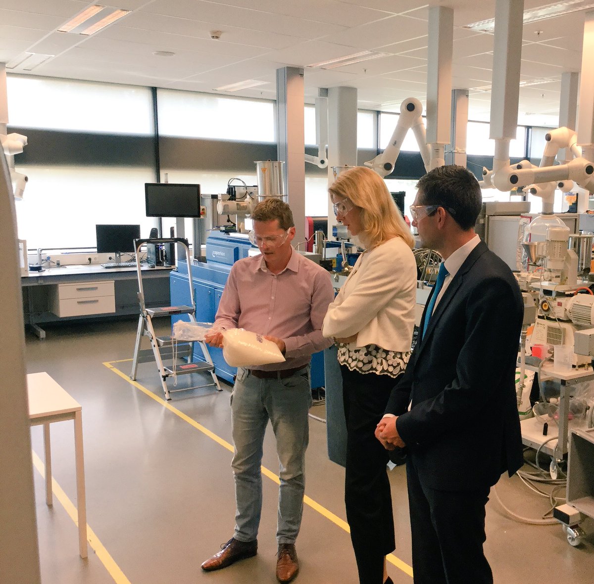 Akkerjoost's tweet photo. Staatssecretaris @MonaKeijzer op werkbezoek in @limburg bij de @Brightlandsnl @Chemelot Campus: van start-up naar scale-up bij Chemelot Innovation and Learning Labs en @Xilloc. https://t.co/1lAn9hYZSA
