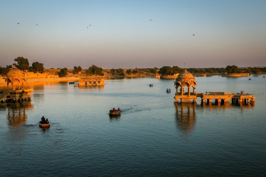 travelogy's tweet photo. Do you know Jaisalmer is known as Golden City of India? Read here about the Top Places to Visit in #Jaisalmer to admire the Golden City in #Rajasthan.
#GoldenCity #JaisalmerTravel #RajasthanGuide #TravelBlog #TravelTips
Read Here : https://t.co/QZzs79luz9 https://t.co/z96dmWlENo