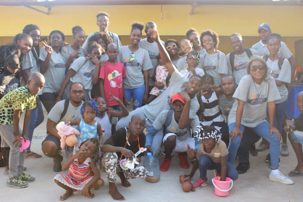 ApsSorrir's tweet photo. Música,dança,teatro e muito humor,também fizeram parte desse dia tão maravilhoso.
Ainda sobre a visita a confraternização ao centro de acolhimento de crianças e jovens EL BETEL 
Uma vez APS,APS para Sempre https://t.co/X1UA9idE3T