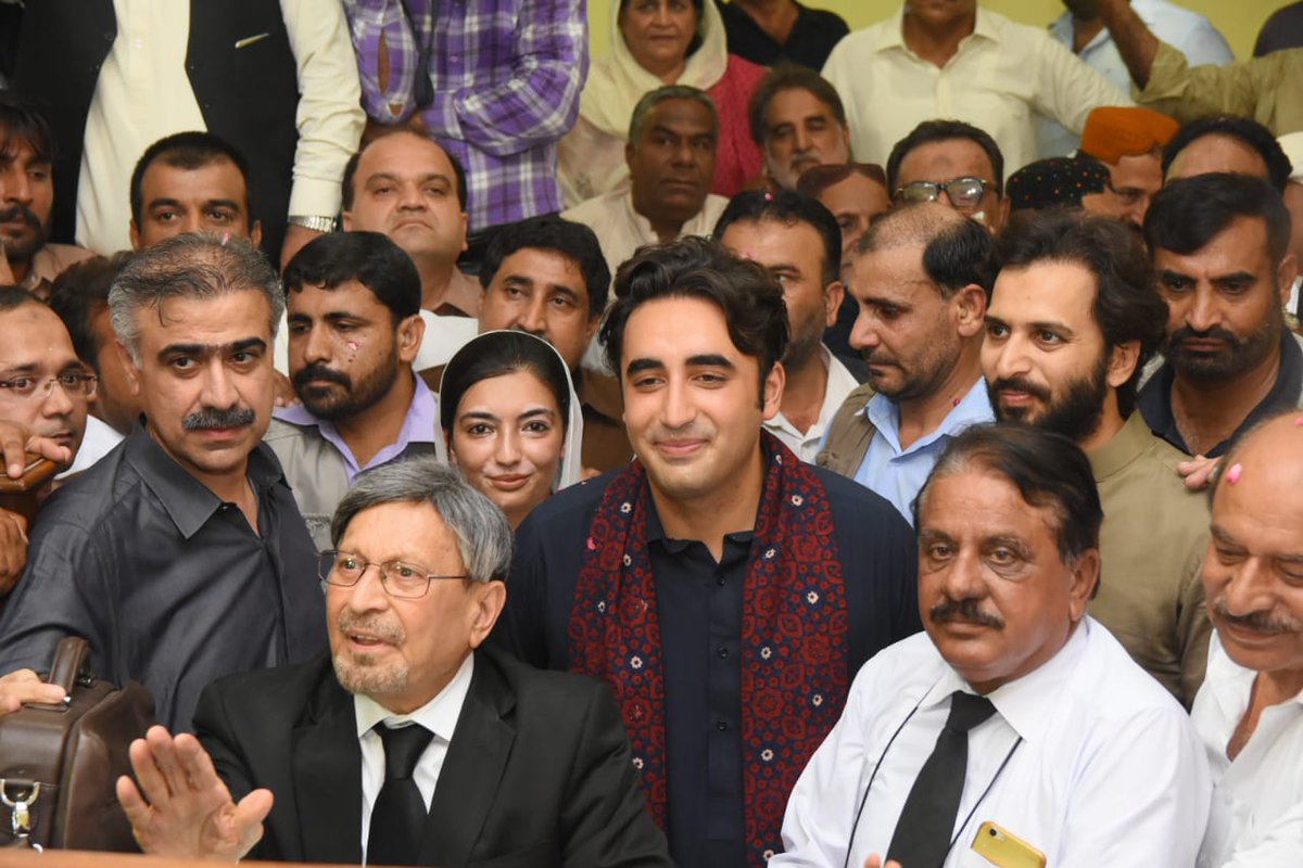 TeamAseefaBZ_'s tweet photo. Peoples Of Larkana Welcoming The Chairman #PPP @BBhuttoZardari At Larkana Court When He Came To Submit His Nomination Papers NA 200 Along With #Choti_BB @AseefaBZ Tiday. #WazireAzamBilawal 
@BakhtawarBZ @ShahNafisa @Sadiajavedppp https://t.co/dUnz4VI6Ej