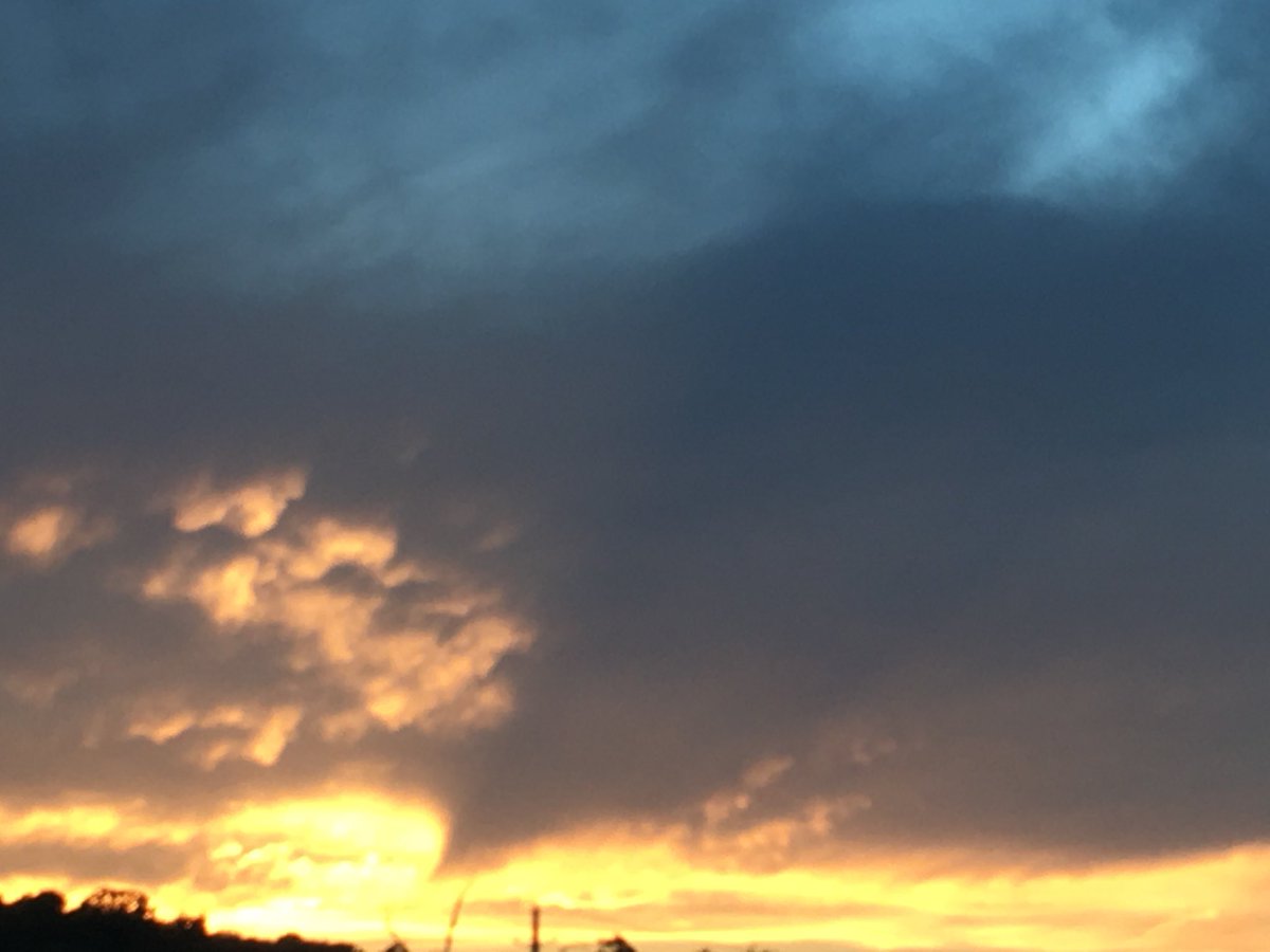 WxHunter_'s tweet photo. #sunset yesterday coming in to Fayetteville on I49 North. @weatherdan @KATVToddYak @NWStulsa @sunset_wx (pics by my wife Tierney) https://t.co/GDjAqq6uBA