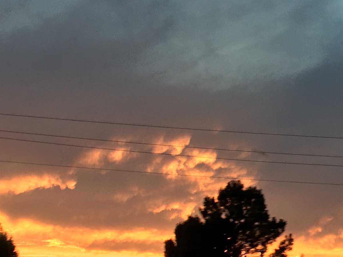 WxHunter_'s tweet photo. #sunset yesterday coming in to Fayetteville on I49 North. @weatherdan @KATVToddYak @NWStulsa @sunset_wx (pics by my wife Tierney) https://t.co/GDjAqq6uBA