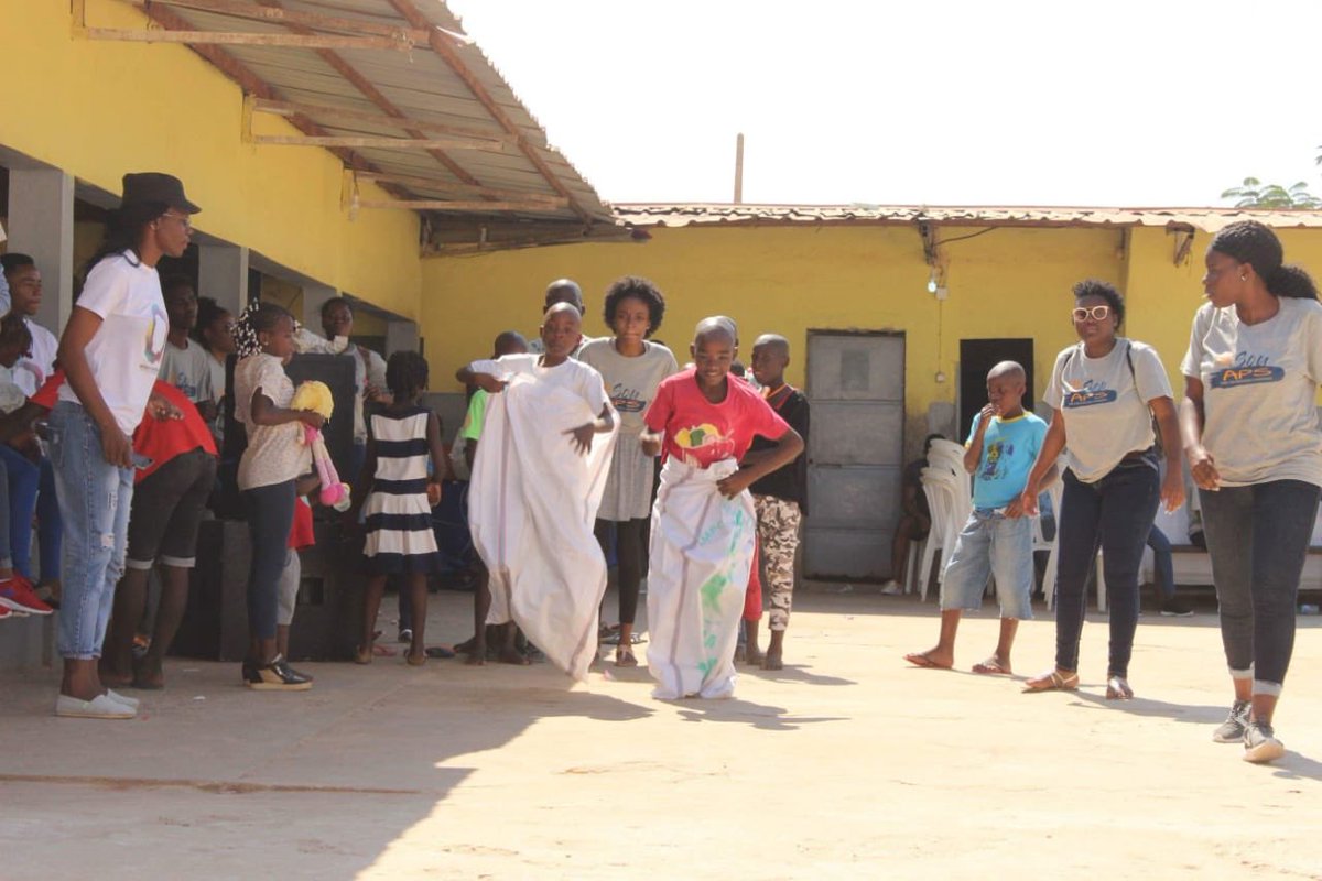 ApsSorrir's tweet photo. Música,dança,teatro e muito humor,também fizeram parte desse dia tão maravilhoso.
Ainda sobre a visita a confraternização ao centro de acolhimento de crianças e jovens EL BETEL 
Uma vez APS,APS para Sempre https://t.co/6LkabRWMpY