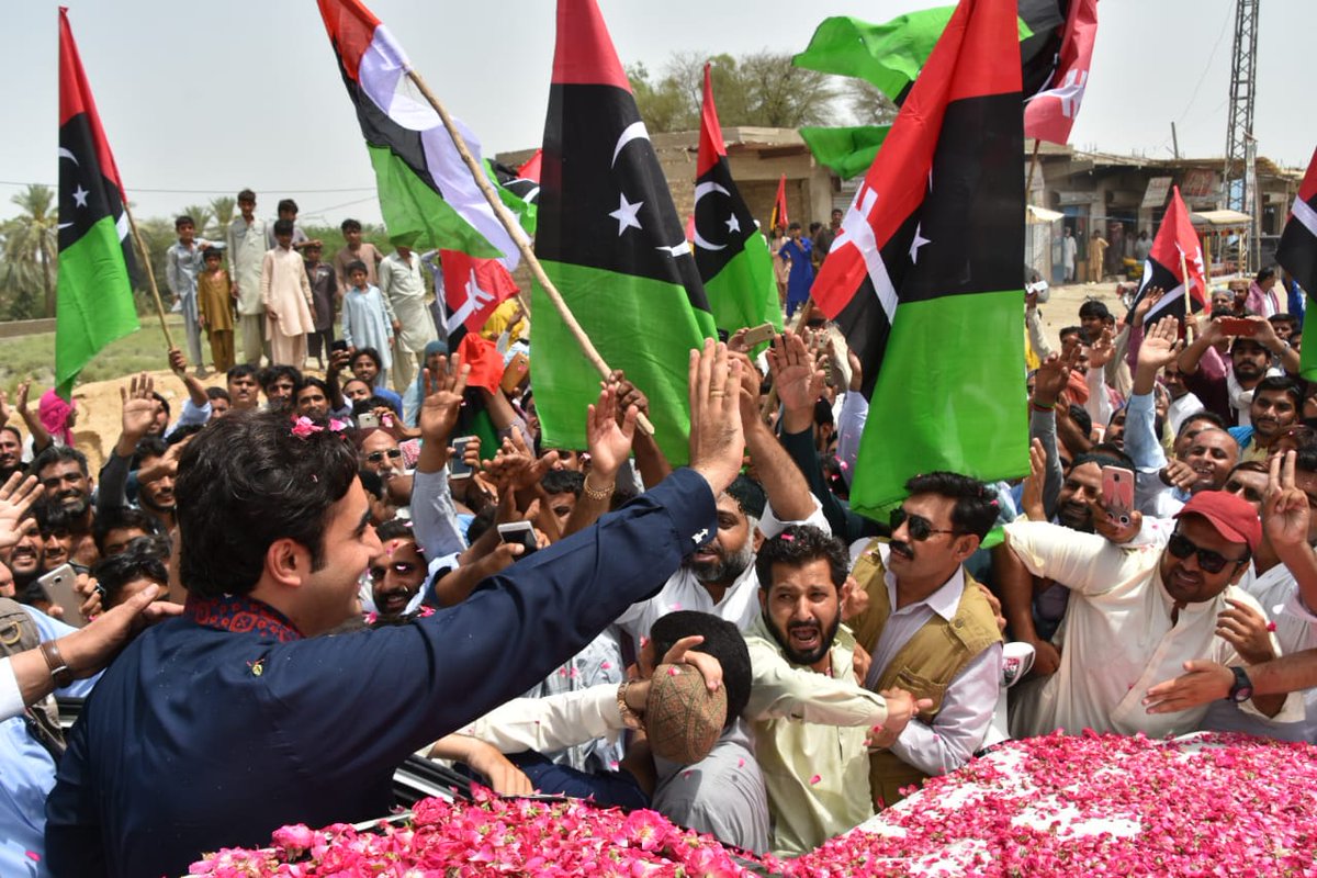 TeamAseefaBZ_'s tweet photo. Peoples Of Larkana Welcoming The Chairman #PPP @BBhuttoZardari At Larkana Court When He Came To Submit His Nomination Papers NA 200 Along With #Choti_BB @AseefaBZ Tiday. #WazireAzamBilawal 
@BakhtawarBZ @ShahNafisa @Sadiajavedppp https://t.co/dUnz4VI6Ej