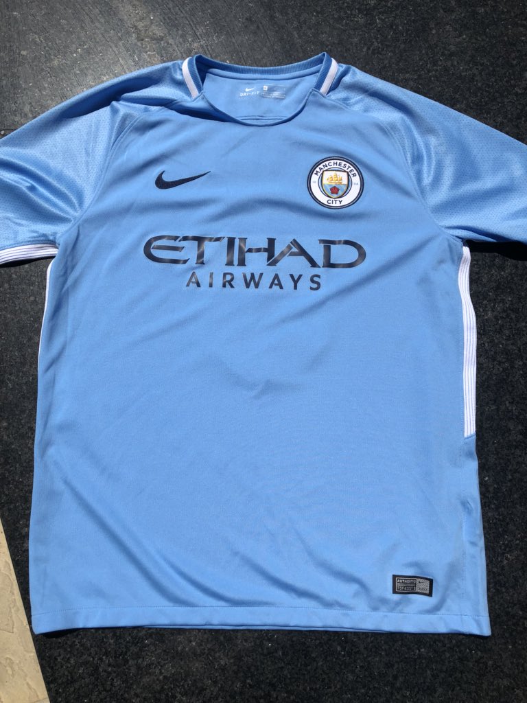 Kevinhorlock6's tweet image. Up for grabs is this shirt worn my a one footed,aggressive walking,pedestrian running City Leg...end in the recent fans game at the Etihad,even reds making the switch to blue are welcome,all you have to do is RT and I will get my lad to pick the unlucky winner tonight at 9pm 👍🏼