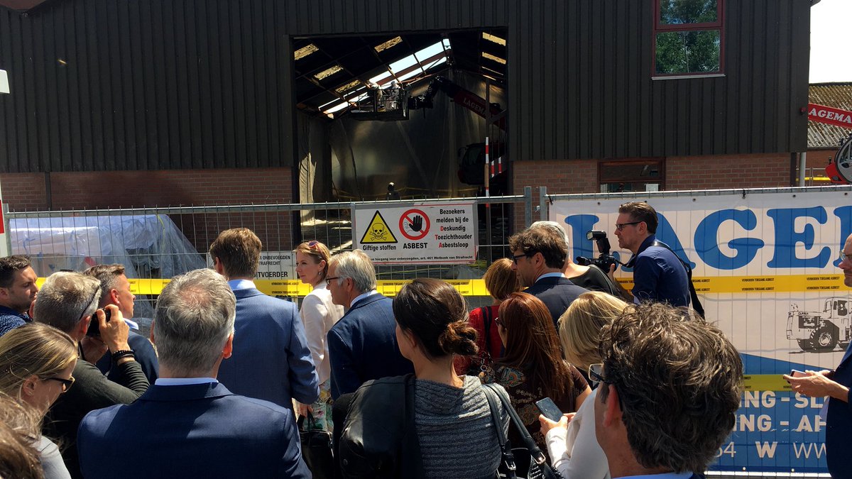 mastrigt's tweet photo. Werkbezoek op locatie met staatssecretaris #nederlandasbestvrij #collectiefasbestsaneren #asbest #gemeenteloketasbest https://t.co/8OOjfYnRzV