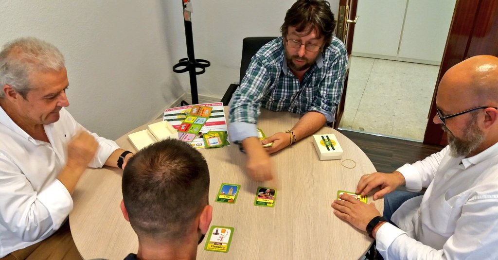 cepmalaga's tweet photo. Hemos pillado a @ftsaez jugando a las cartas en el #CEPdeMálaga con en juego creado por el alumnado de @ceipmariadelao ¡No podemos parar de jugar! ❤🏅 Enhorabuena por vuestro trabajo https://t.co/BFEwdFumFz