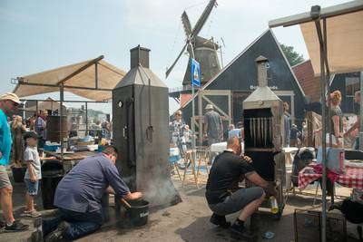 Harderwijk sluit de Aaltjesdagen weer in het hart: Het blijft lastig te schatten, maar met ruim 50.000 bezoekers lijkt het er op dat de Aaltjesdagen 2018 de boeken in gaat als succesvolste uit de 36-jarige historie. De kassa's in de stad rinkelden… dlvr.it/QWvtsp