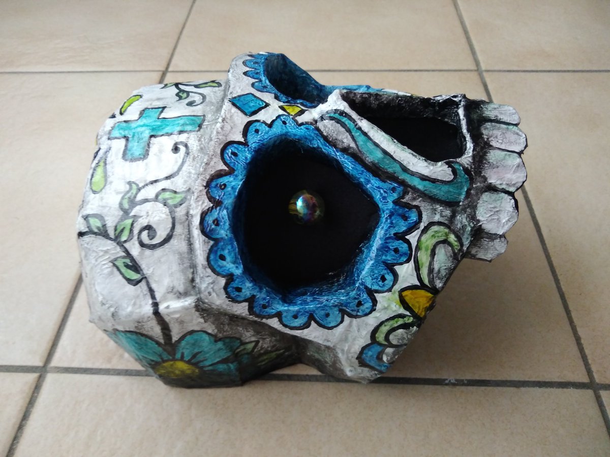 artista_pazza's tweet photo. Nouveau masque !
Une tête de mort mexicaine cette fois !

Pour répondre avant que vous ne posiez la question : oui on voit parfaitement bien dedans

Merci de RT ça me ferait extrêêêêmement plaisir ! 

PS : Un nouveau masque arrive bientôt ! https://t.co/13tFvwqvt2
