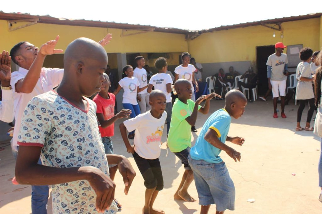 ApsSorrir's tweet photo. Música,dança,teatro e muito humor,também fizeram parte desse dia tão maravilhoso.
Ainda sobre a visita a confraternização ao centro de acolhimento de crianças e jovens EL BETEL 
Uma vez APS,APS para Sempre https://t.co/pWNOJCFNs8