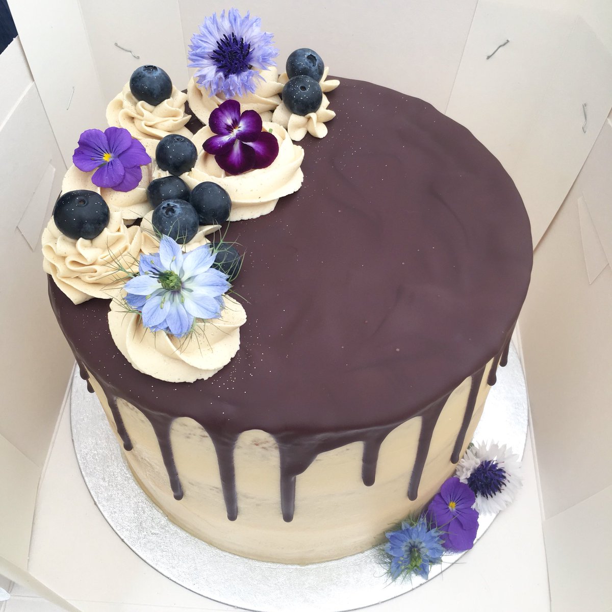 MooMooCakesSuff's tweet photo. One of my girls nervously waiting back stage at @TasteofSudbury. She knew she would be devoured in no time. Never seen such a huge queue for cake!?! Just as well I had loads.
How beautiful are these organic edible flowers? Just love them! ❤️ #CakeDemo #FoodFestival #Suffolk https://t.co/FMCPBMCrpb