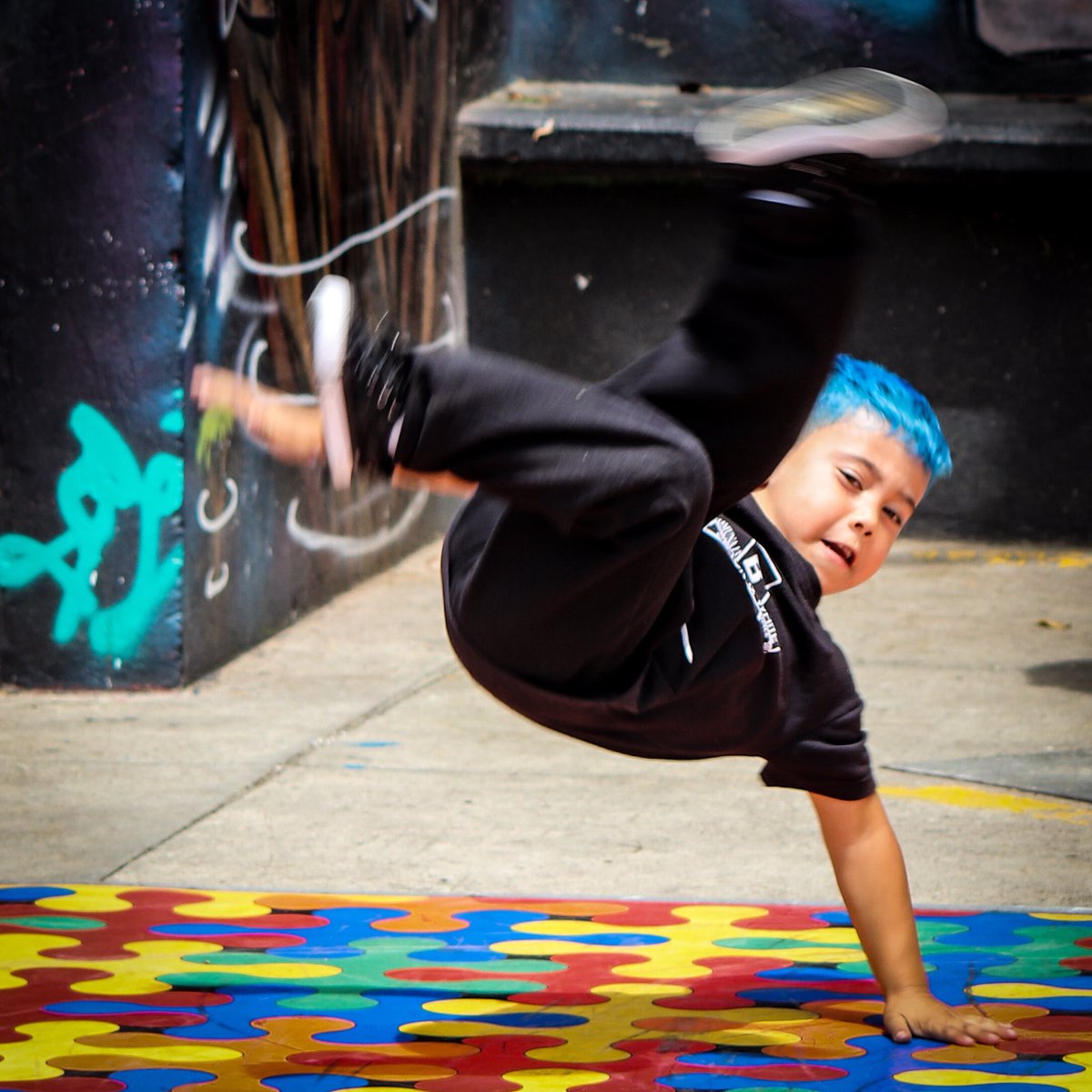 verovilla77's tweet photo. "Enséñenos a cantar, bailar, reír y llorar.” Kurt Vonnegut - Desayuno de campeones @blackandwhitec13 #blackandwhitec13 #dance #baile #breakdance #lacuatrotrece #comunatrece #comuna13 #colortour #medellin https://t.co/C4PdHEro7b