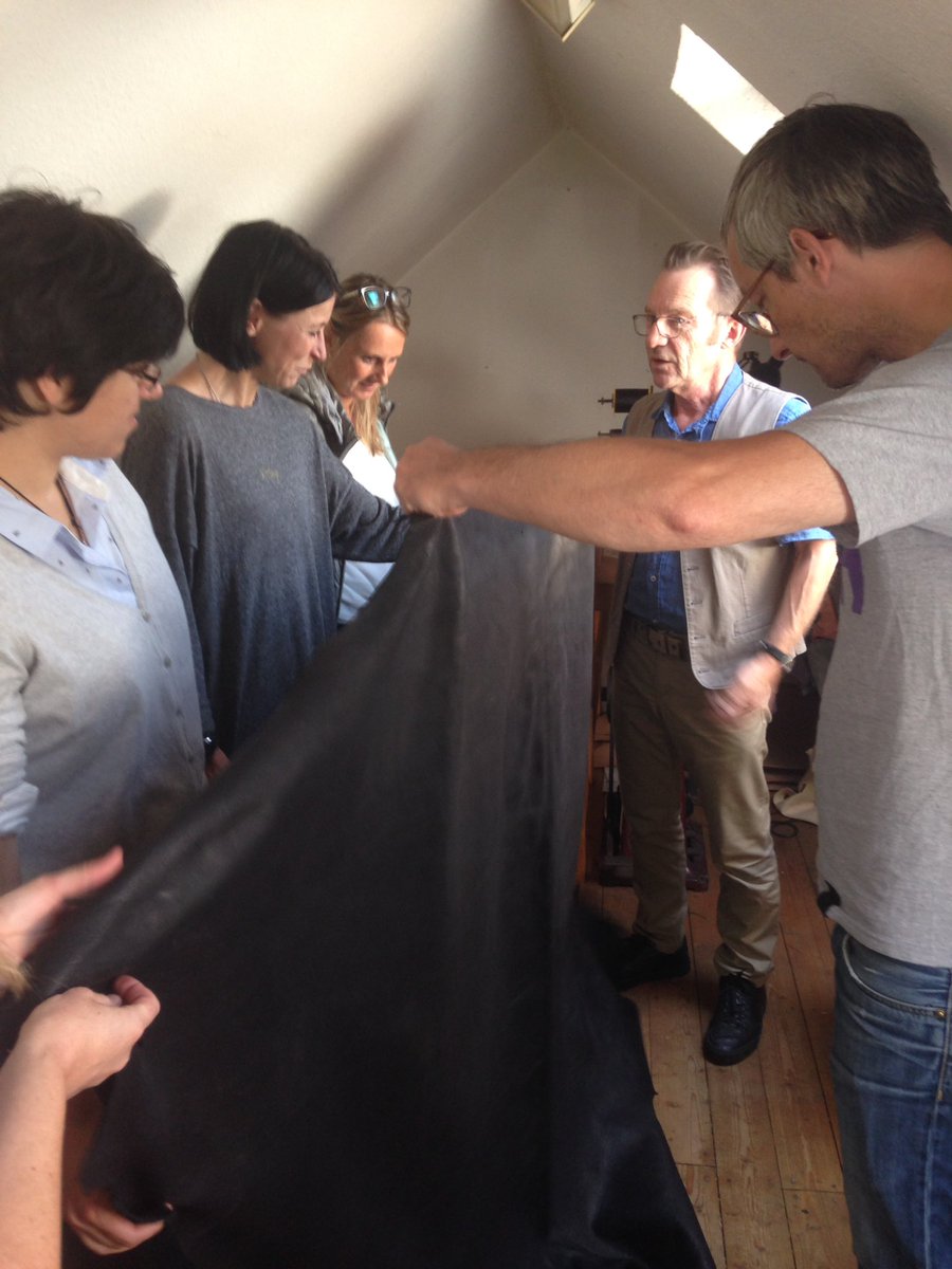 DigiMat_Projekt's tweet photo. DigiMat wird konkret. Danke an Rolf Rainer Footwear, dass wir in der Schuhmacherwerkstatt in Mettmann gemeinsam am Geschäftsmodell arbeiten können. #Handwerk #Design #Digitalisierung #Fertigung https://t.co/nNGd4JAqJz